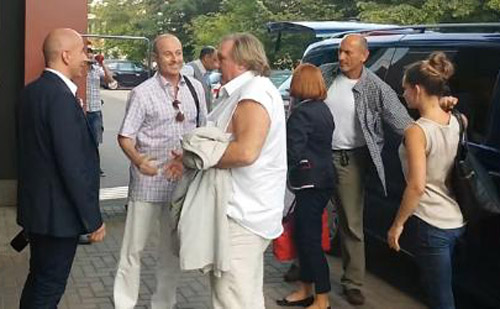 Megérkezett Szegedre Gérard Depardieu, a Háry János című darab kapcsán